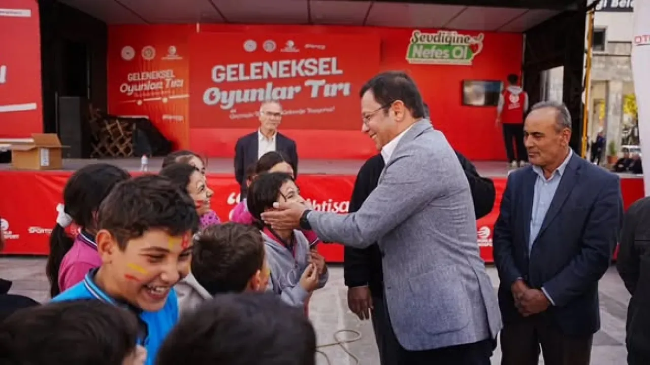 Sındırgı'da Geleneksel Oyunlar Tırı ile Çocukların Yüzleri Güldü Sındırgı'da Geleneksel Oyunlar Tırı ile Çocukların Yüzleri Güldü