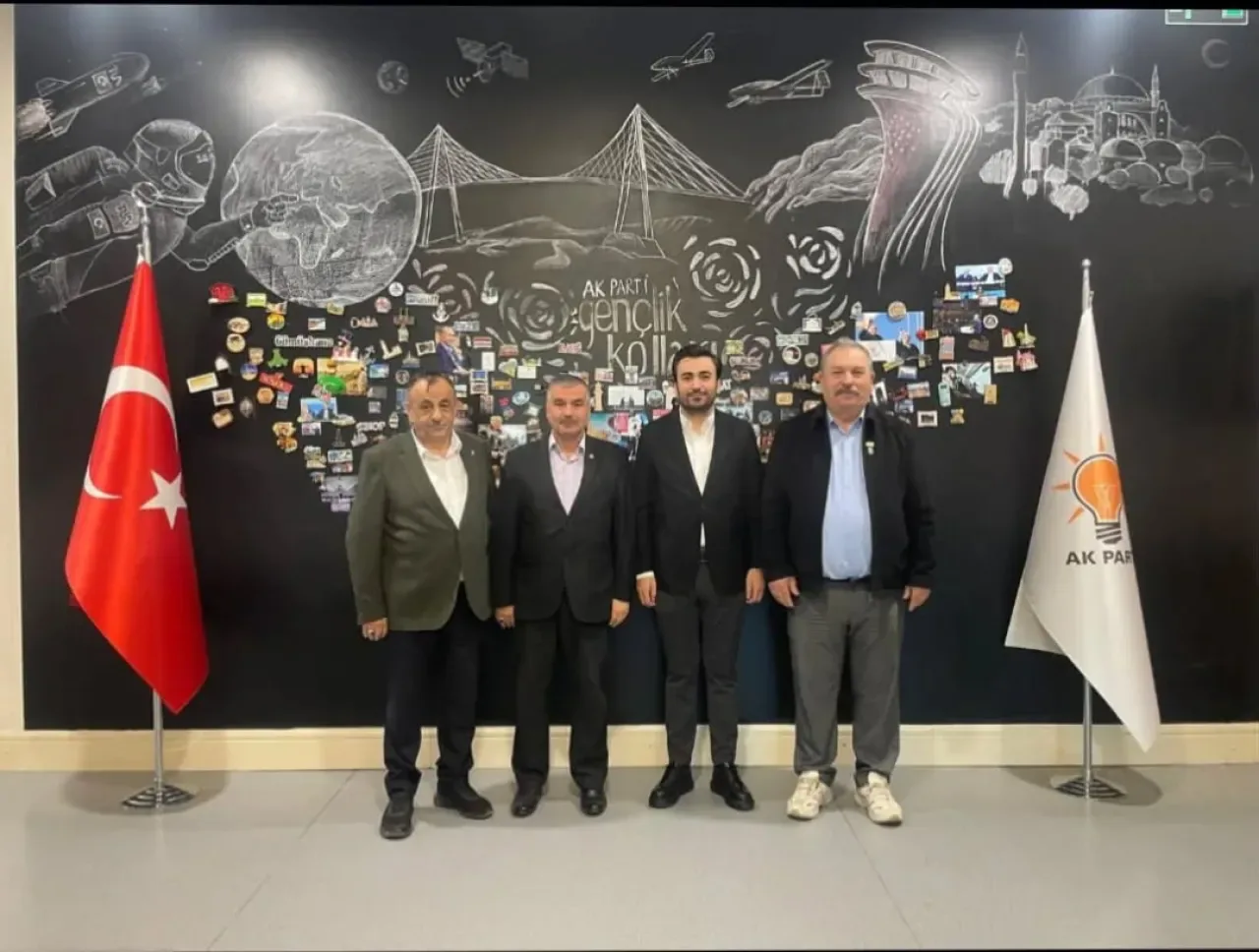 AK Parti Sincan İlçe Teşkilatından Gençlik Kolları Başkan Yardımcısına Ziyaret AK Parti Sincan İlçe Teşkilatından Gençlik Kolları Başkan Yardımcısına Ziyaret