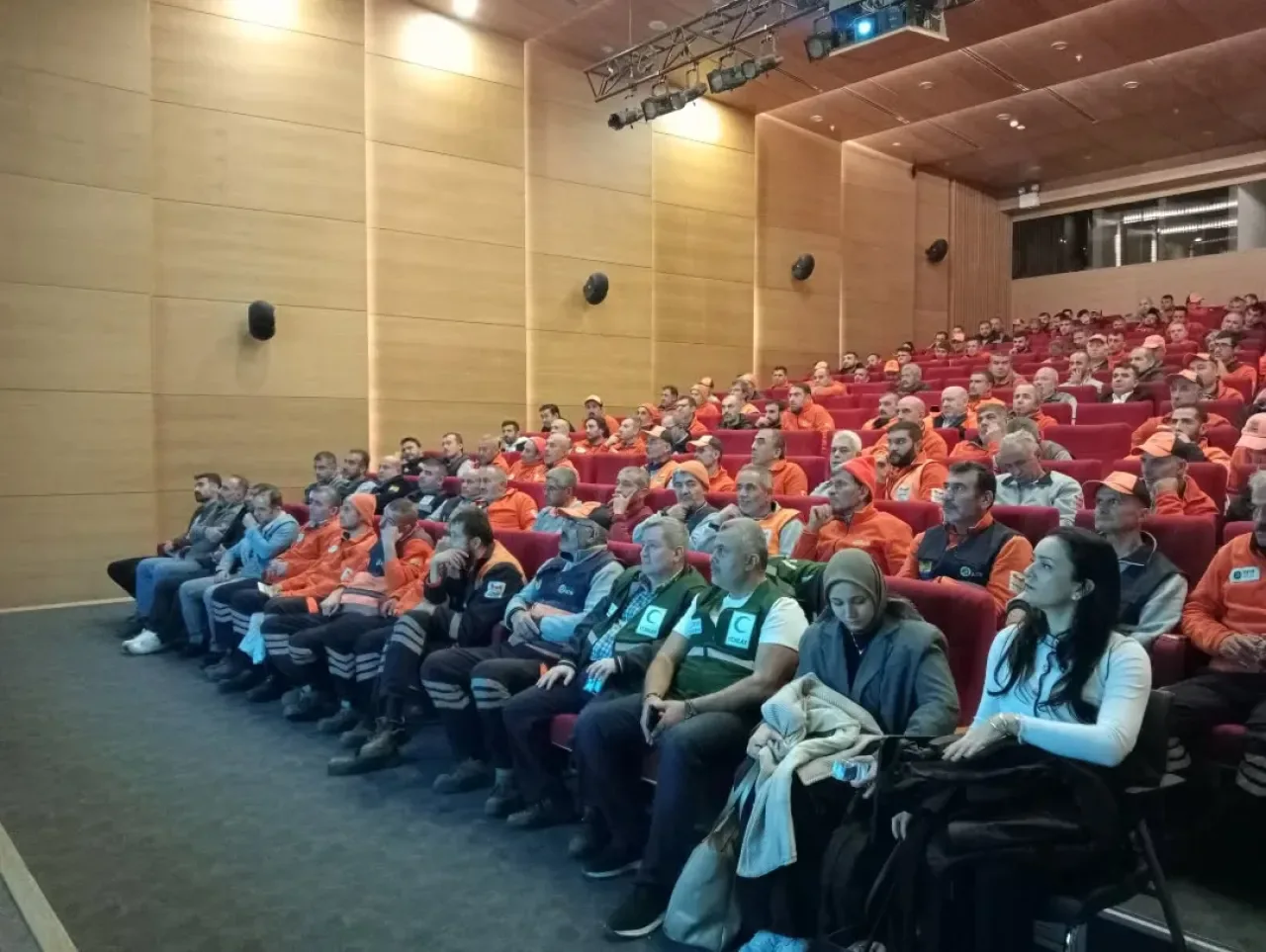 Yeşilay'dan Zeytinburnu Belediyesi Çalışanlarına Bağımlılıkla Mücadele Eğitimi Yeşilay'dan Zeytinburnu Belediyesi Çalışanlarına Bağımlılıkla Mücadele Eğitimi