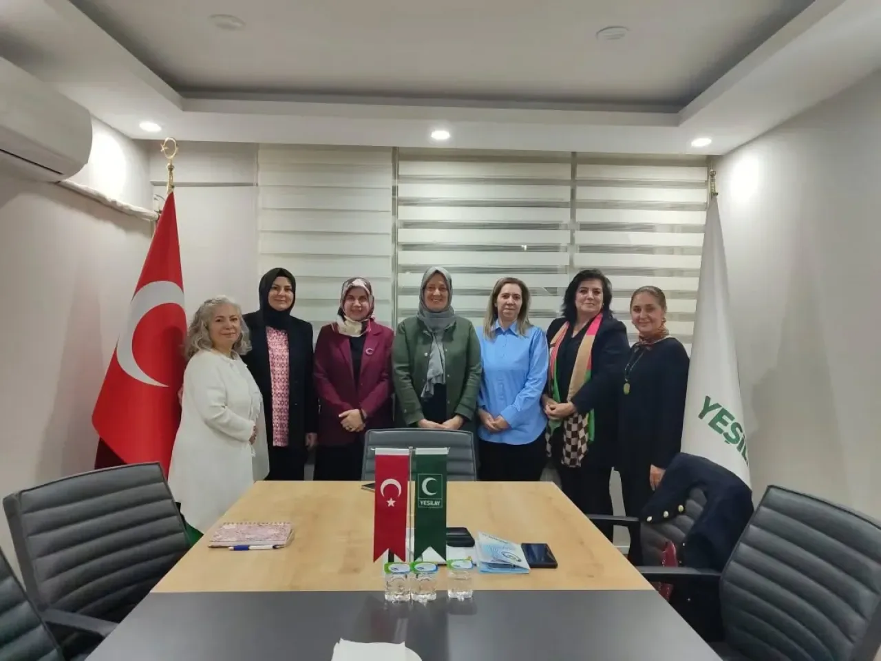 Yeşilay Kadın Komisyonu Ziyaretleri ile Dayanışma Mesajı Verdi Yeşilay Kadın Komisyonu Ziyaretleri ile Dayanışma Mesajı Verdi