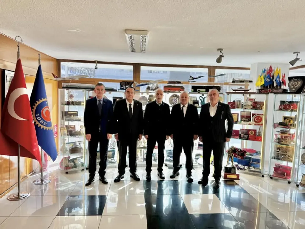 İYİ Parti Milletvekillerinden Türk-İş Genel Başkanı Ergün Atalay'a Ziyaret İYİ Parti Milletvekillerinden Türk-İş Genel Başkanı Ergün Atalay'a Ziyaret