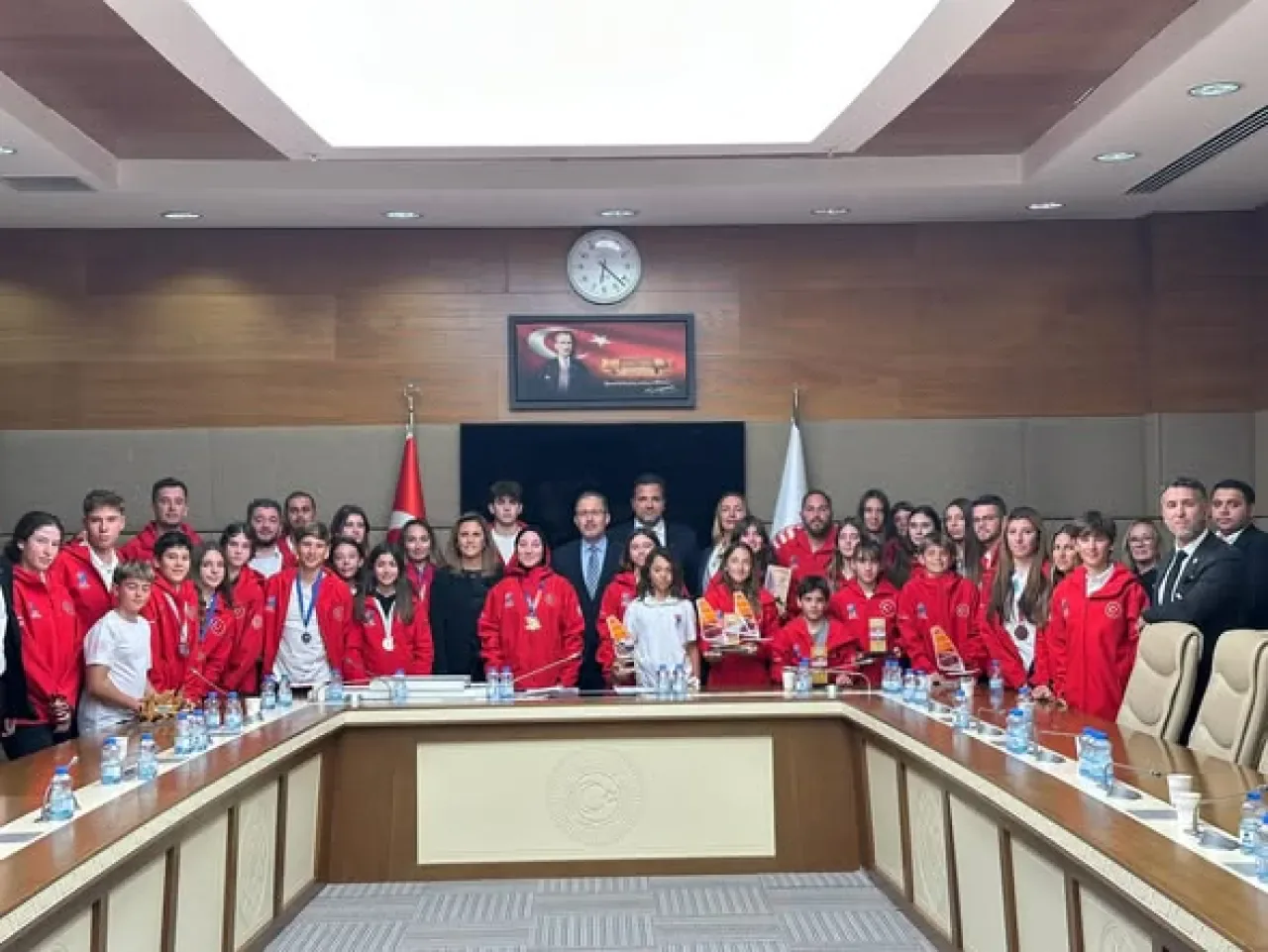 AP Milletvekili Mehmet Kasapoğlu, Yelken Milli Takımı ile TBMM'de Buluştu AP Milletvekili Mehmet Kasapoğlu, Yelken Milli Takımı ile TBMM'de Buluştu