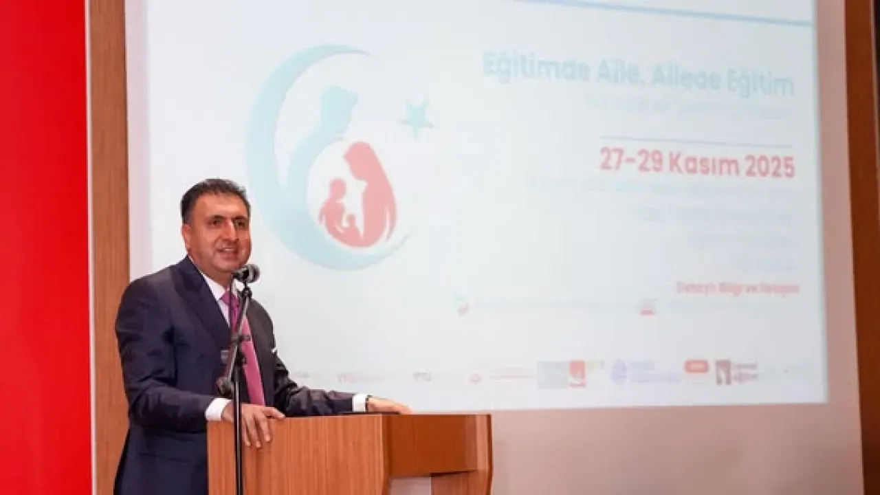 İstanbul'da Aile ve Eğitim Paneli: Okul-Aile İş Birliğinin Önemi Vurgulandı İstanbul'da Aile ve Eğitim Paneli: Okul-Aile İş Birliğinin Önemi Vurgulandı