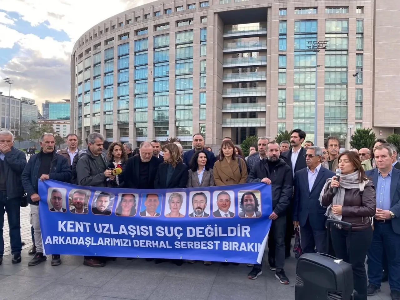 CHP'li Akpolat: Kent Uzlaşısı Suç Değildir, Demokrasi Mücadelesi Sürecek CHP'li Akpolat: Kent Uzlaşısı Suç Değildir, Demokrasi Mücadelesi Sürecek