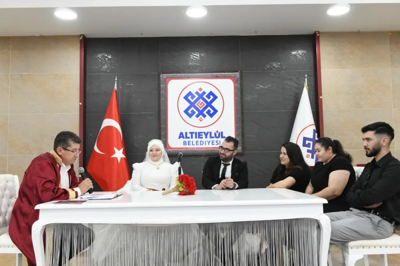 Altıeylül'de Nikah Töreni Gerçekleşti: Feyza ve Emre Evlendi Altıeylül'de Nikah Töreni Gerçekleşti: Feyza ve Emre Evlendi