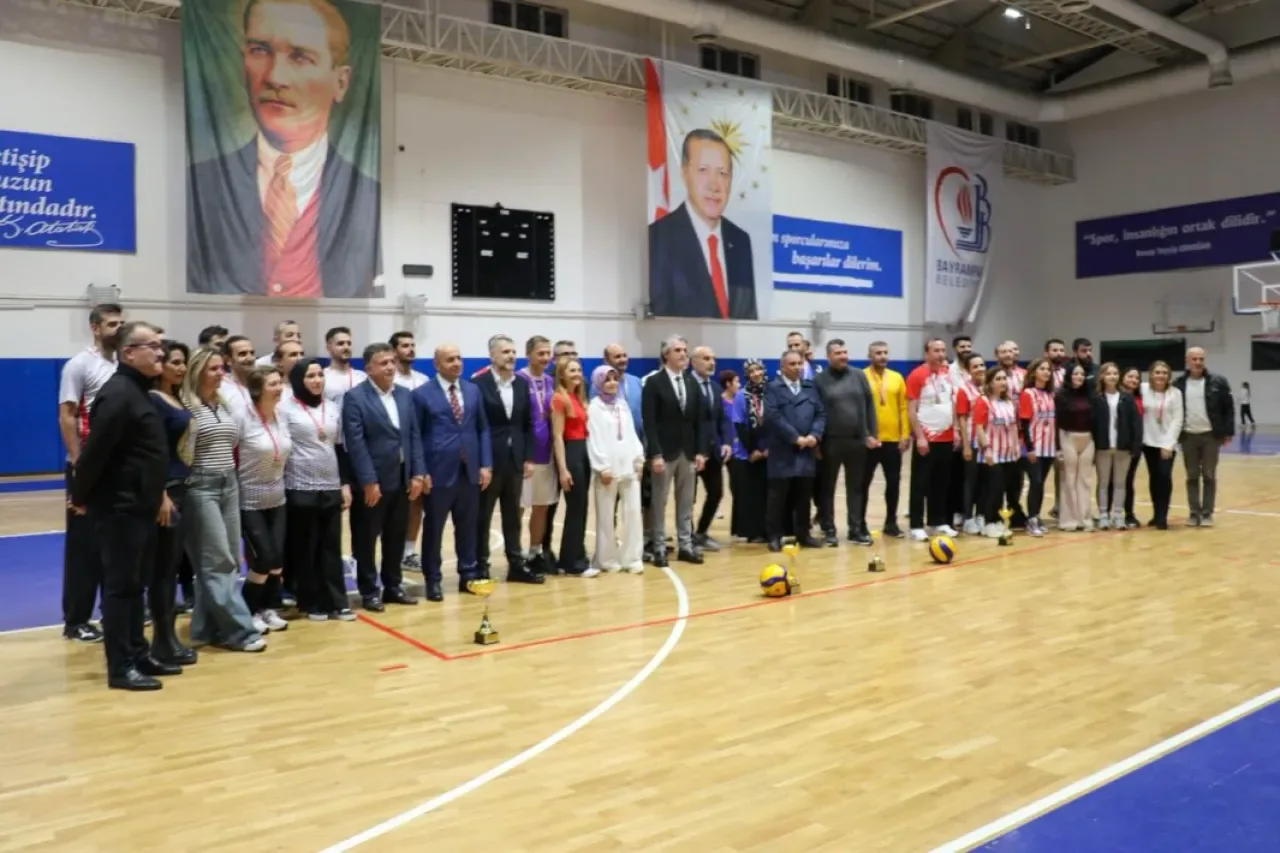 Bayrampaşa'da Öğretmenler Voleybol Turnuvası'nın Kazananları Belli Oldu Bayrampaşa'da Öğretmenler Voleybol Turnuvası'nın Kazananları Belli Oldu