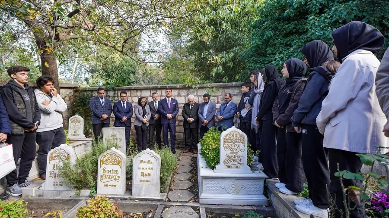 Zeytinburnu'nda Öğretmenler Günü'nde Samiha Ayverdi'nin Kabri Ziyaret Edildi Zeytinburnu'nda Öğretmenler Günü'nde Samiha Ayverdi'nin Kabri Ziyaret Edildi