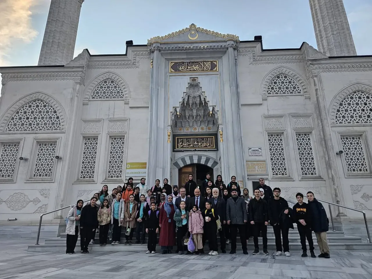 Beylikdüzü'nde Öğrenciler Sabah Namazı ile Güne Başladı Beylikdüzü'nde Öğrenciler Sabah Namazı ile Güne Başladı