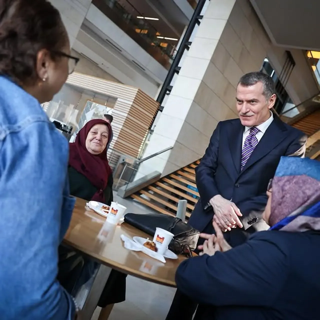 Zeytinburnu Belediye Başkanı Ömer Arısoy, Vatandaşlarla Belediyede Sohbet Buluşması Gerçekleştirdi Zeytinburnu Belediye Başkanı Ömer Arısoy, Vatandaşlarla Belediyede Sohbet Buluşması Gerçekleştirdi