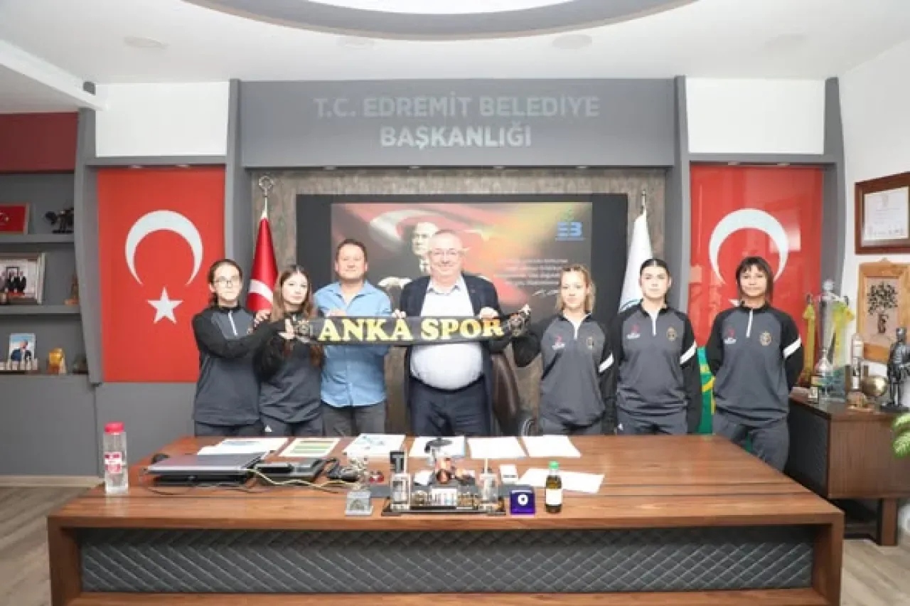 Edremit Anka Spor Kadın Futbol Takımı'ndan Belediye Başkanı'na Ziyaret Edremit Anka Spor Kadın Futbol Takımı'ndan Belediye Başkanı'na Ziyaret