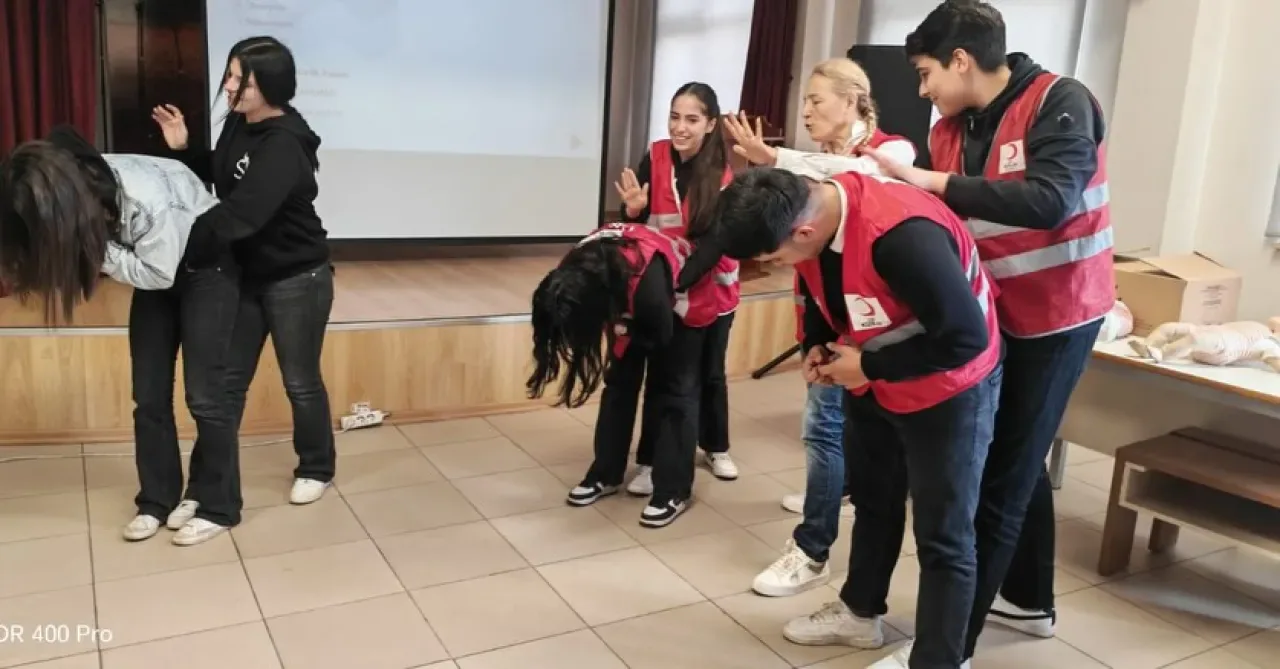 Türk Kızılay, Sancaktepe'de Heimlich Manevrası Eğitimi Verdi Türk Kızılay, Sancaktepe'de Heimlich Manevrası Eğitimi Verdi