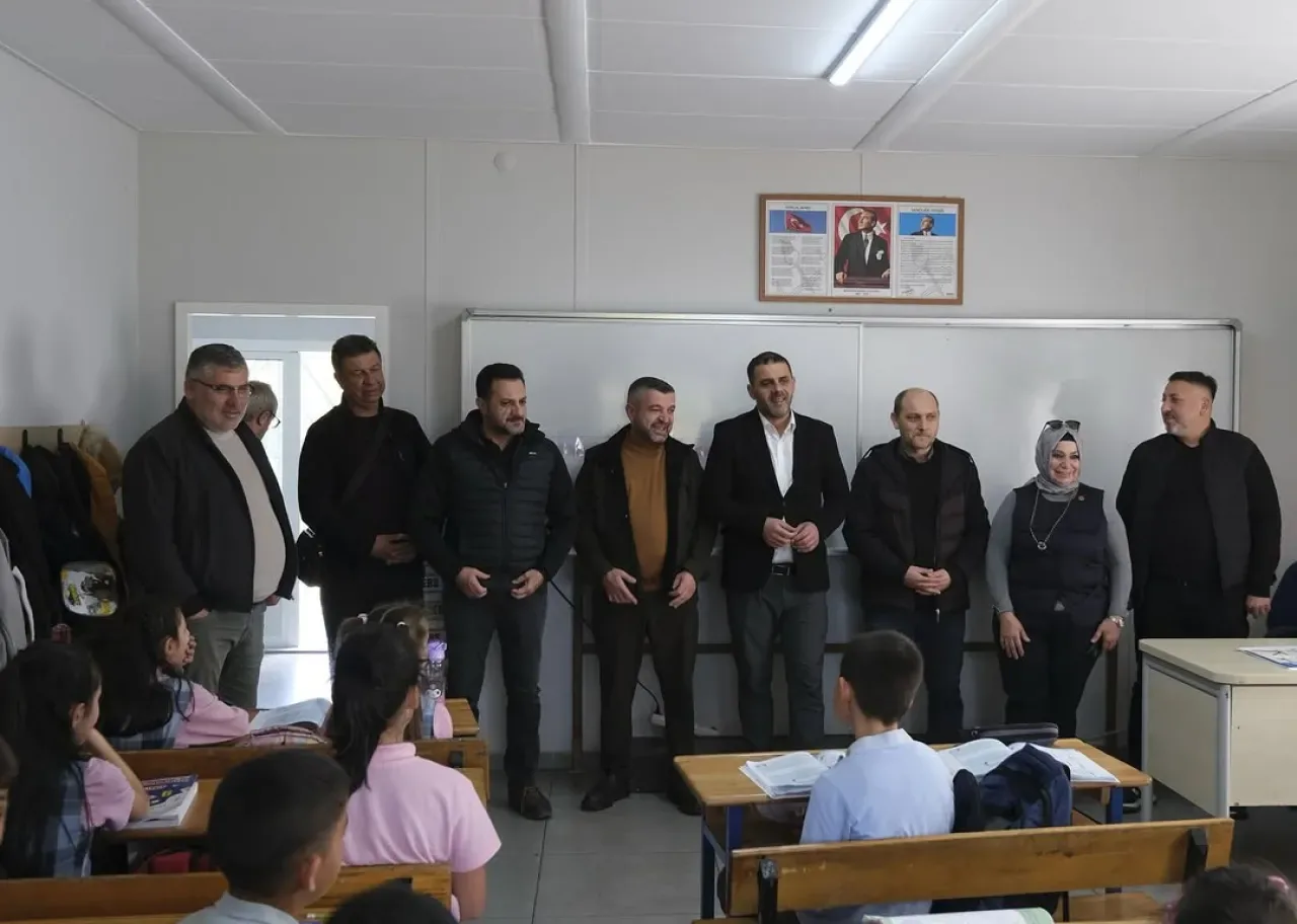 İnegölspor'dan Anlamlı Sosyal Sorumluluk Projesi: Bilalköy İlkokulu Öğrencilerine Forma Hediyesi İnegölspor'dan Anlamlı Sosyal Sorumluluk Projesi: Bilalköy İlkokulu Öğrencilerine Forma Hediyesi