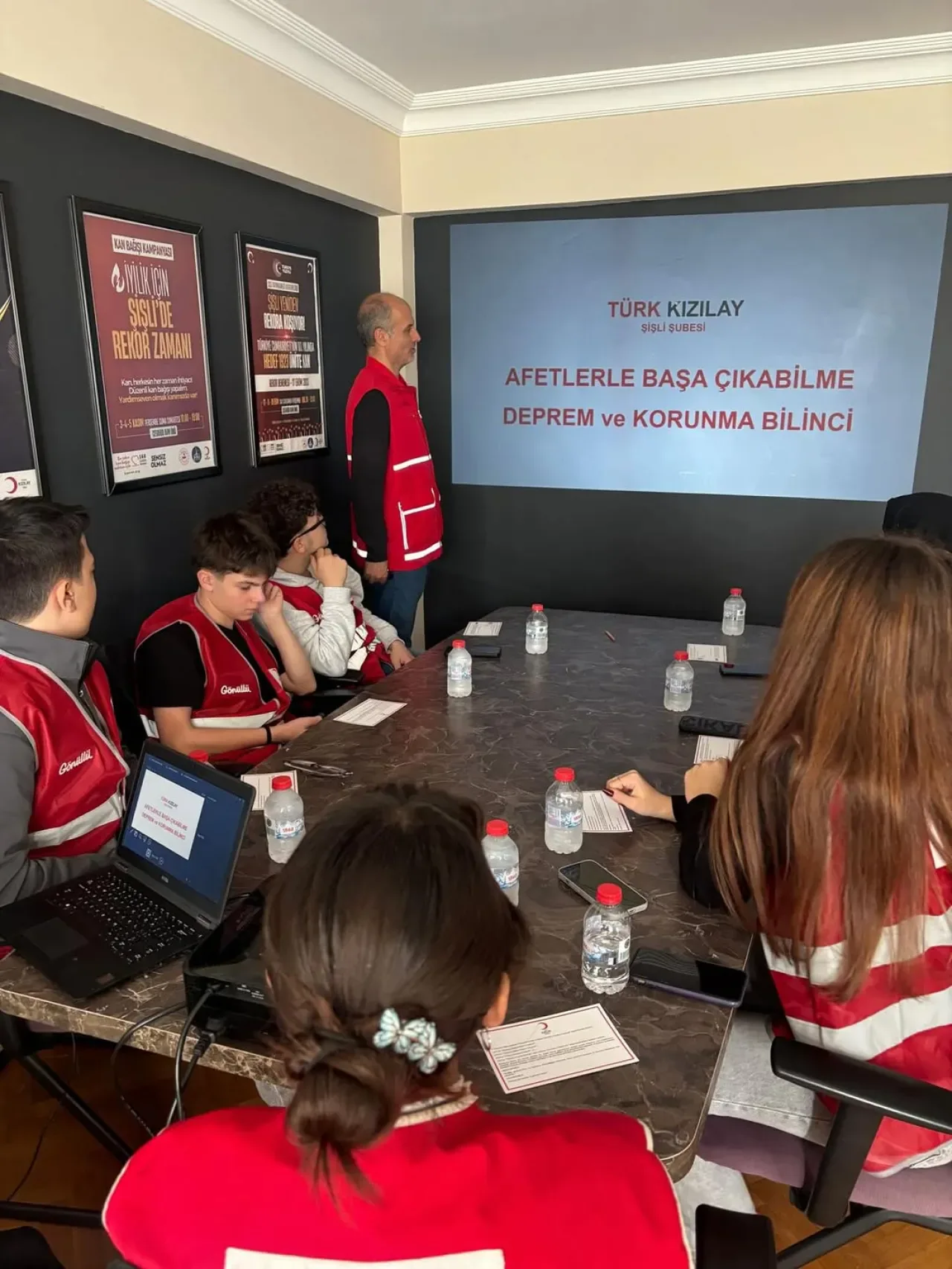 Kızılay Şişli Şubesi, Gençlere Afet Eğitimi Verdi Kızılay Şişli Şubesi, Gençlere Afet Eğitimi Verdi