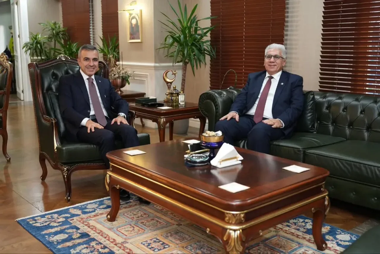 Ankara Üniversitesi Hukuk Fakültesi Dekanı Prof. Dr. Muharrem Özen, Beyoğlu Kaymakamı'nı Ziyaret Etti Ankara Üniversitesi Hukuk Fakültesi Dekanı Prof. Dr. Muharrem Özen, Beyoğlu Kaymakamı'nı Ziyaret Etti
