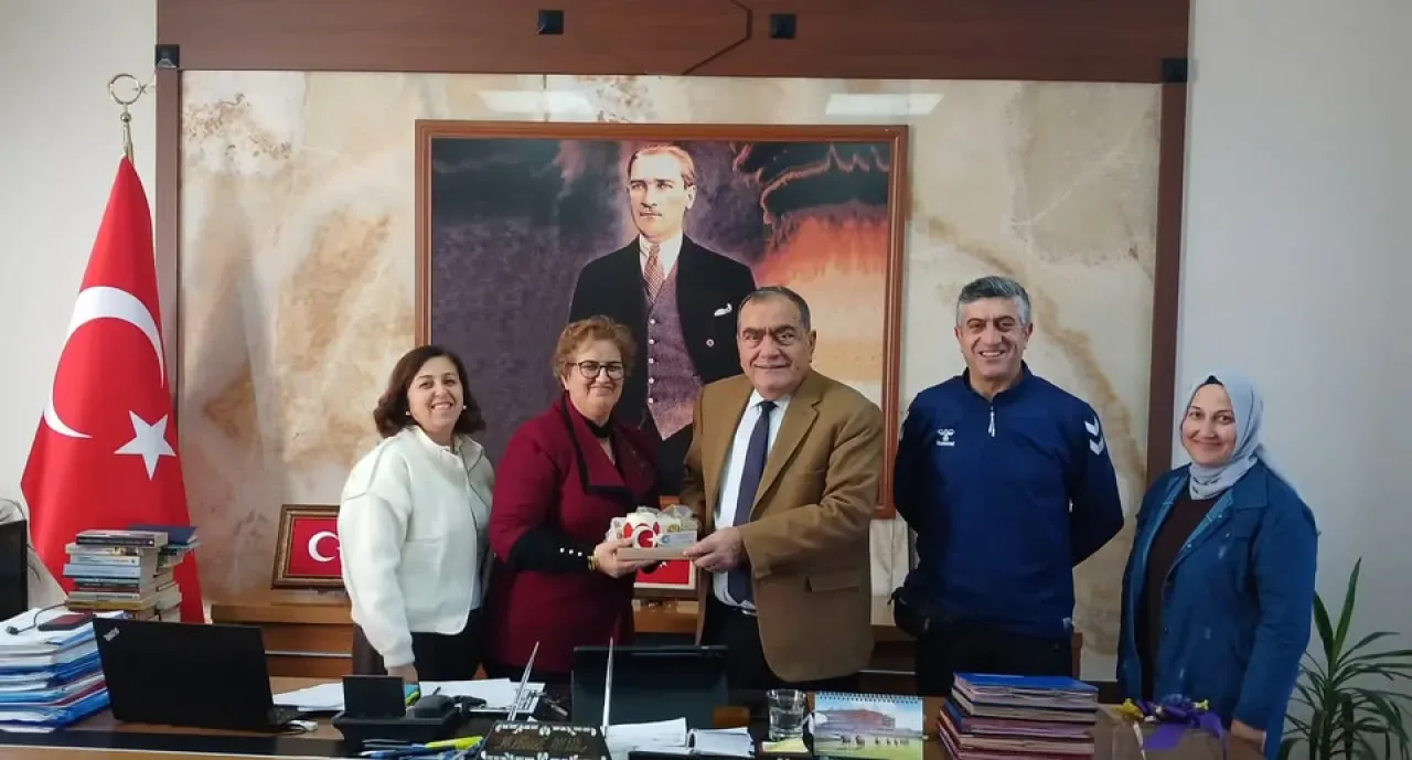 Mustafakemalpaşa Otizm Derneği Kaymakam Mehmet Okur'u Ziyaret Etti Mustafakemalpaşa Otizm Derneği Kaymakam Mehmet Okur'u Ziyaret Etti
