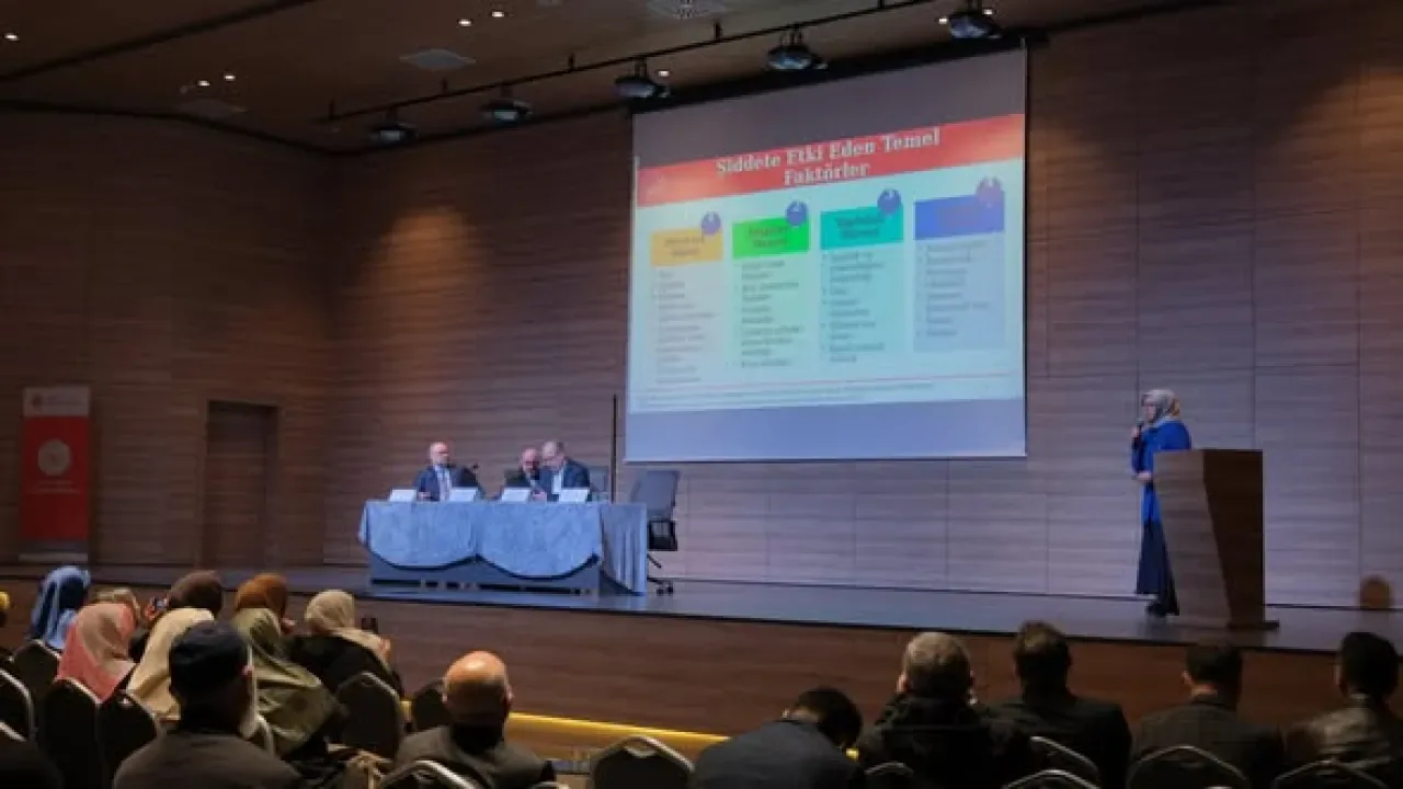 Bursa'da Aile İçi Şiddeti Önleme Paneli Yoğun İlgi Gördü Bursa'da Aile İçi Şiddeti Önleme Paneli Yoğun İlgi Gördü