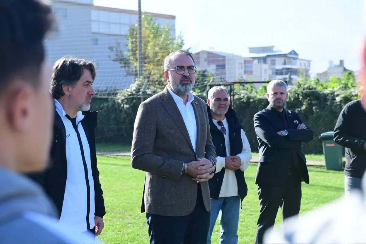 Bursa Kestel Belediye Başkanı Ferhat Erol, Çilekspor'un Antrenmanını Ziyaret Etti Bursa Kestel Belediye Başkanı Ferhat Erol, Çilekspor'un Antrenmanını Ziyaret Etti
