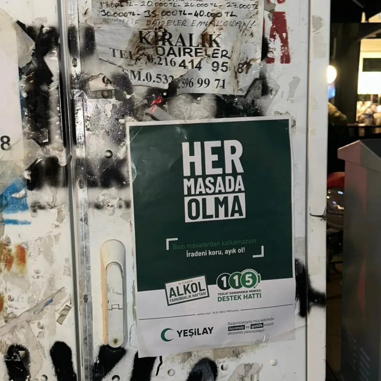 Yeşilay Kadıköy Şubesi, Alkol Farkındalık Haftası'nda Sokaklara Afiş Astı Yeşilay Kadıköy Şubesi, Alkol Farkındalık Haftası'nda Sokaklara Afiş Astı