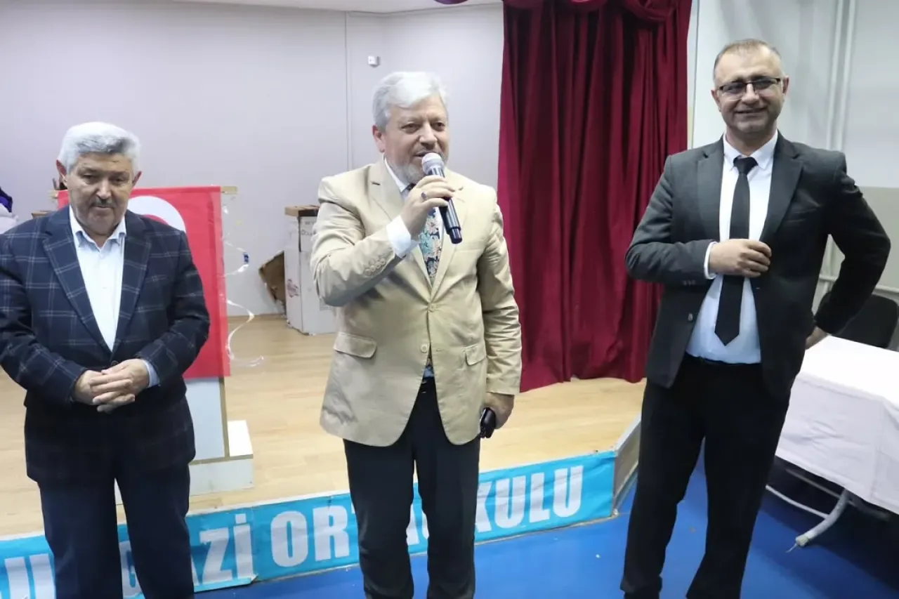 Sultanbeyli'de İhtiyaç Sahibi Öğrencilere Kışlık Mont ve Bot Desteği Sultanbeyli'de İhtiyaç Sahibi Öğrencilere Kışlık Mont ve Bot Desteği