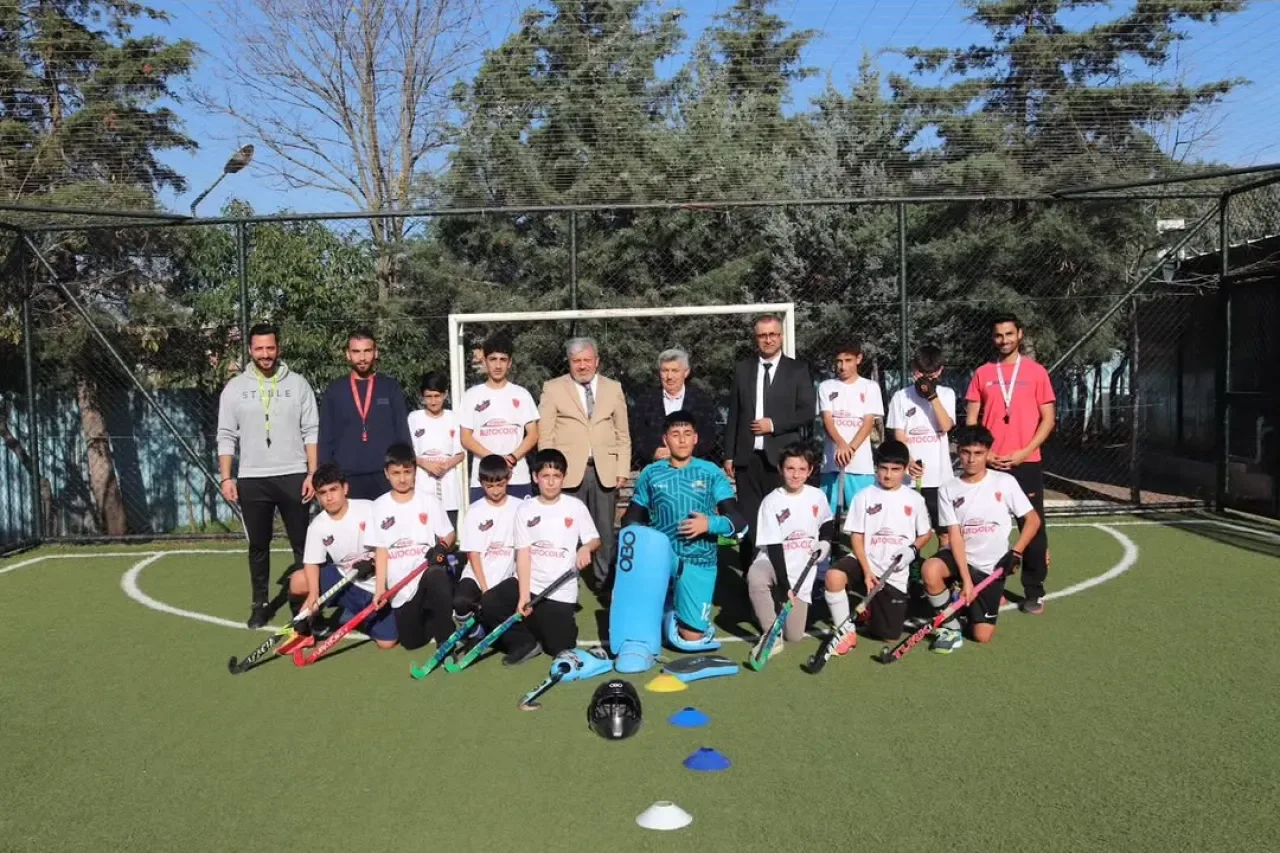Sultanbeyli'de Genç Sporculara Milli Eğitim Müdüründen Destek Ziyareti Sultanbeyli'de Genç Sporculara Milli Eğitim Müdüründen Destek Ziyareti