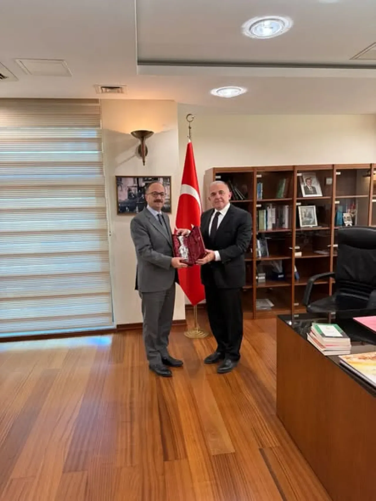 AK Parti Bursa Milletvekili Mesten, Kırgızistan'da Seçim Gözlem Heyetinde AK Parti Bursa Milletvekili Mesten, Kırgızistan'da Seçim Gözlem Heyetinde