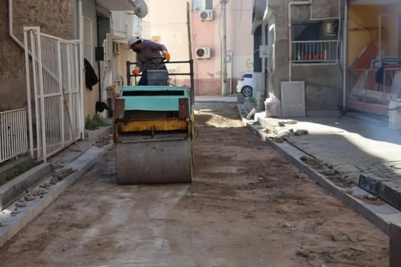 İzmir Bayraklı'da Kilit Parke ve Yol Çalışmaları Hız Kesmeden Devam Ediyor İzmir Bayraklı'da Kilit Parke ve Yol Çalışmaları Hız Kesmeden Devam Ediyor
