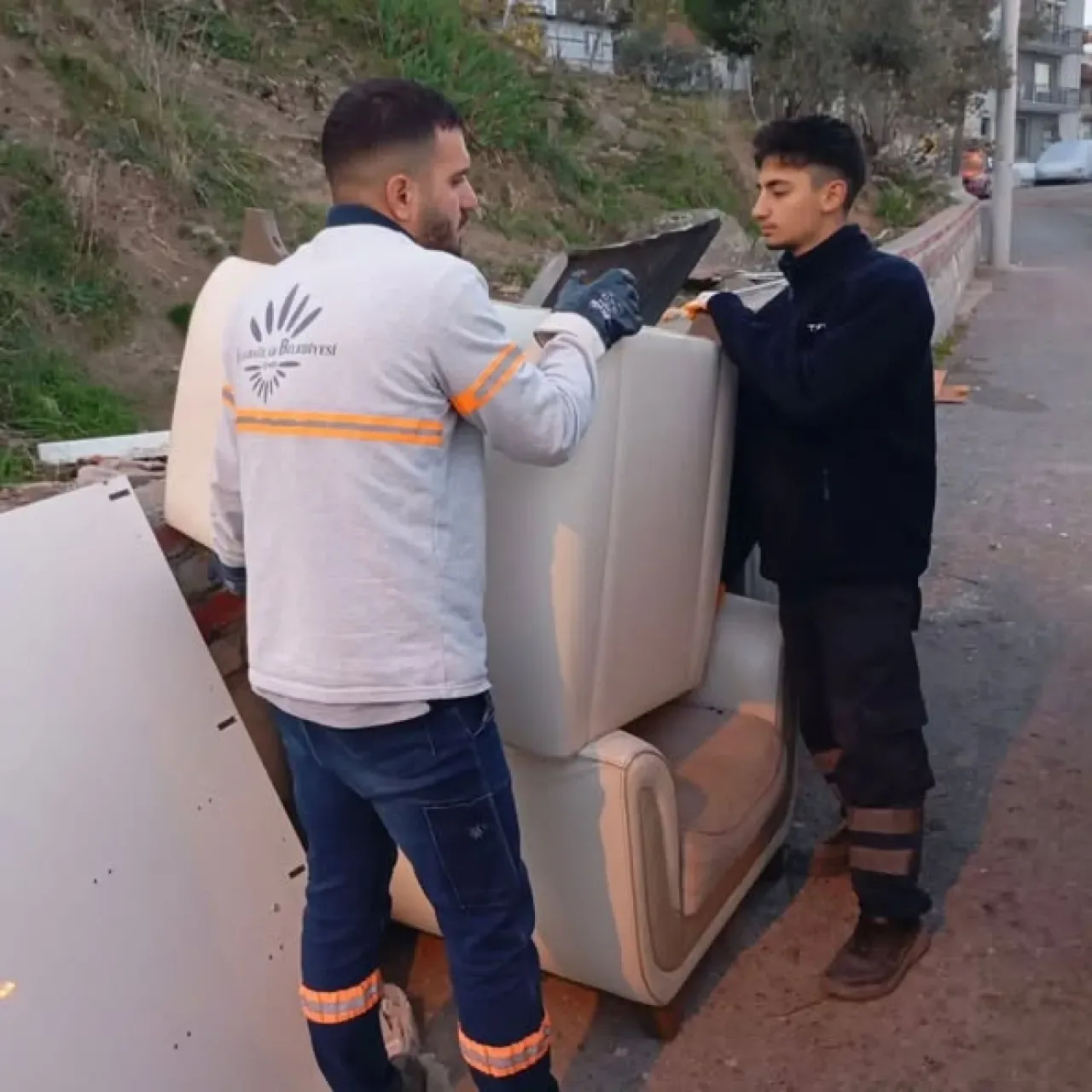 Karabağlar'da 13 Kamyon Mobilya Atığı Toplandı Karabağlar'da 13 Kamyon Mobilya Atığı Toplandı