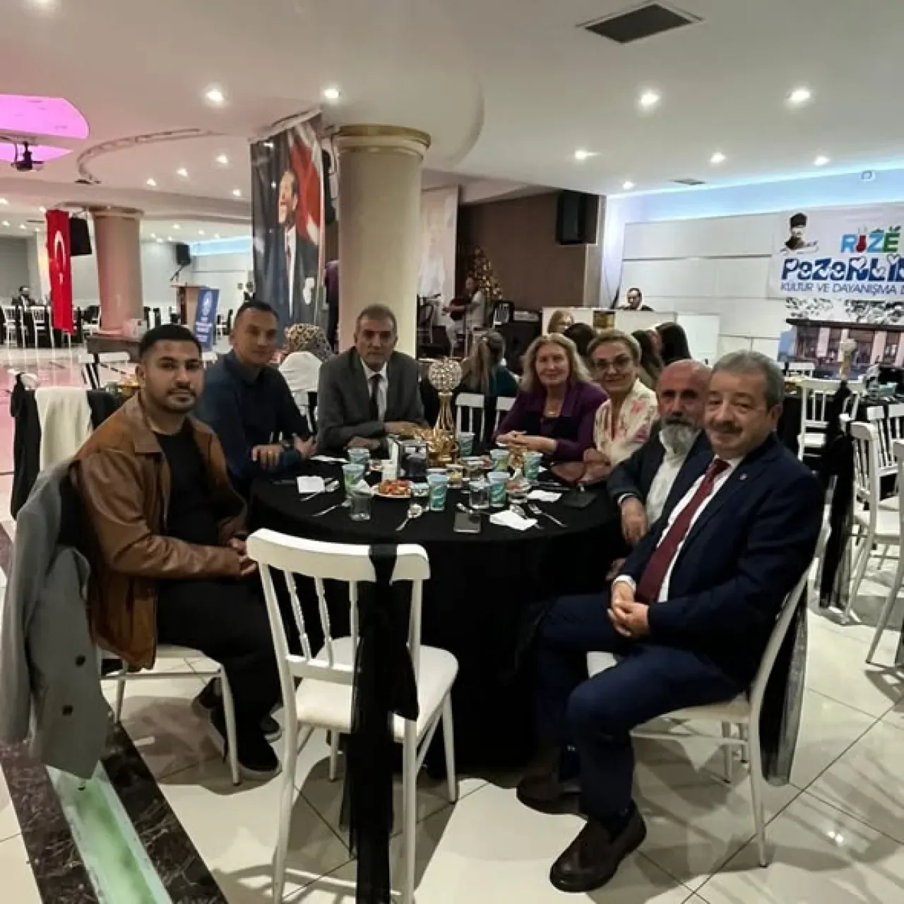Pazarlılar Derneği'nin Dayanışma Yemeğine Siyaset ve Sivil Toplumdan Yoğun Katılım Pazarlılar Derneği'nin Dayanışma Yemeğine Siyaset ve Sivil Toplumdan Yoğun Katılım