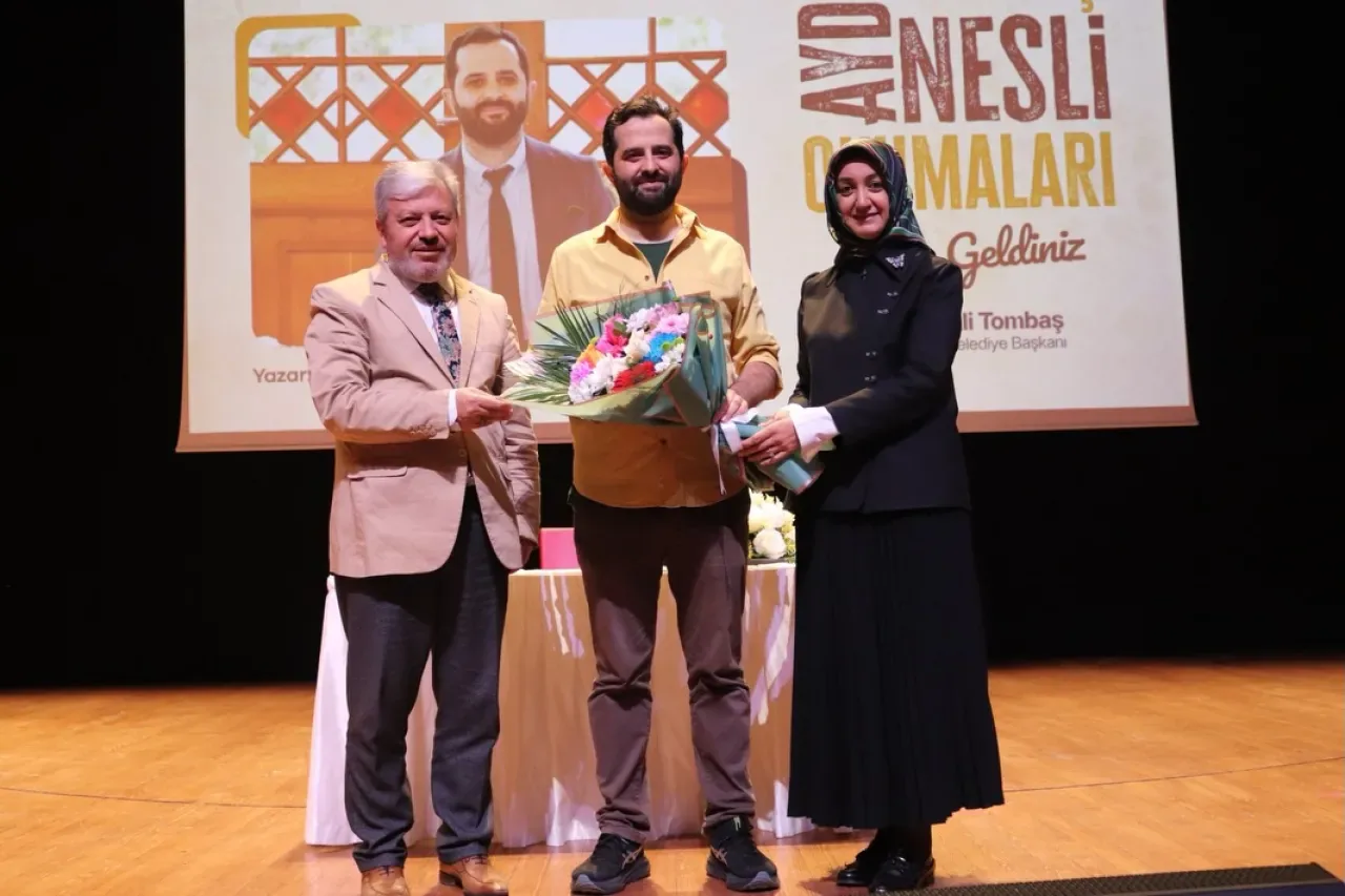 Sultanbeyli'de Öğrenciler Yazar Yavuz Yiğit ile "Okuldışı" Kitabını Konuştu Sultanbeyli'de Öğrenciler Yazar Yavuz Yiğit ile "Okuldışı" Kitabını Konuştu