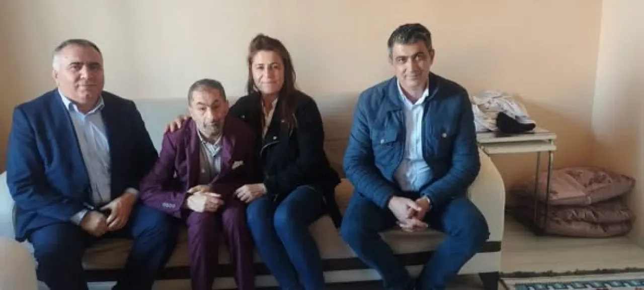 CHP'li Tekin Aras'tan Hasta Ziyareti: Mustafa Kardeşe Geçmiş Olsun Mesajı CHP'li Tekin Aras'tan Hasta Ziyareti: Mustafa Kardeşe Geçmiş Olsun Mesajı