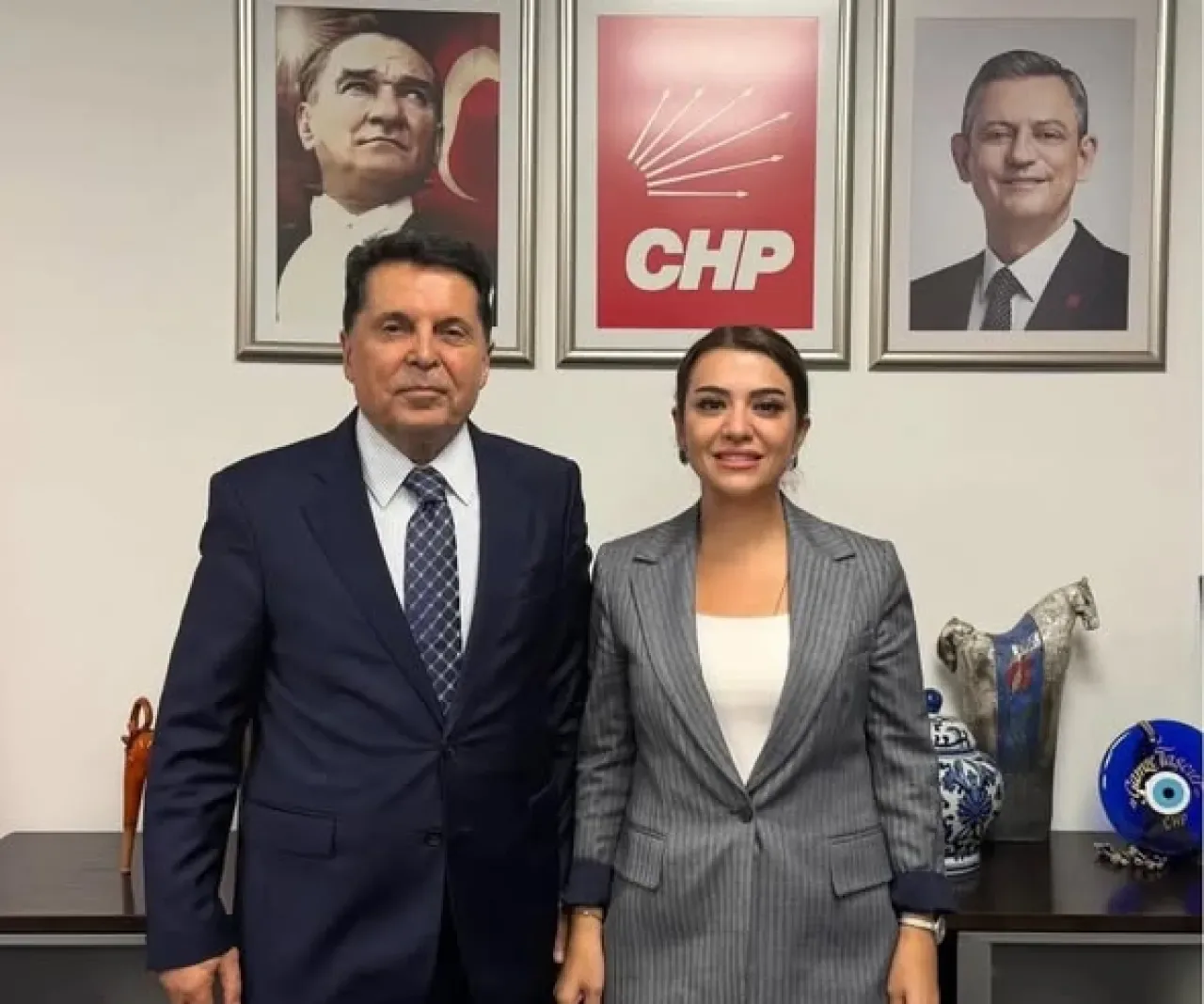 Esenyurt Belediye Başkanı Ahmet Özer, CHP Genel Merkezi'nde Ağırlandı Esenyurt Belediye Başkanı Ahmet Özer, CHP Genel Merkezi'nde Ağırlandı