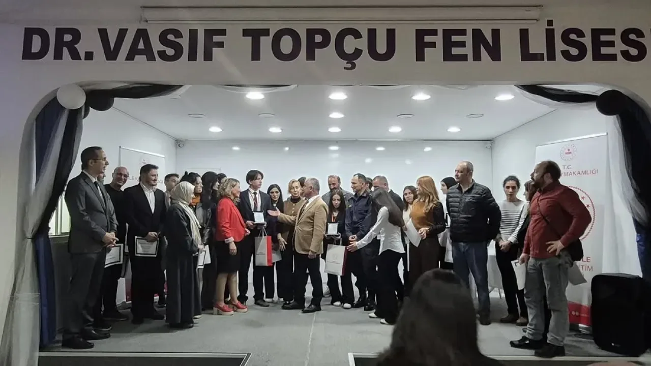 Şile'de Düzenlenen Liseler Arası Hitabet Yarışmasında Dereceye Giren Öğrenciler Ödüllendirildi Şile'de Düzenlenen Liseler Arası Hitabet Yarışmasında Dereceye Giren Öğrenciler Ödüllendirildi