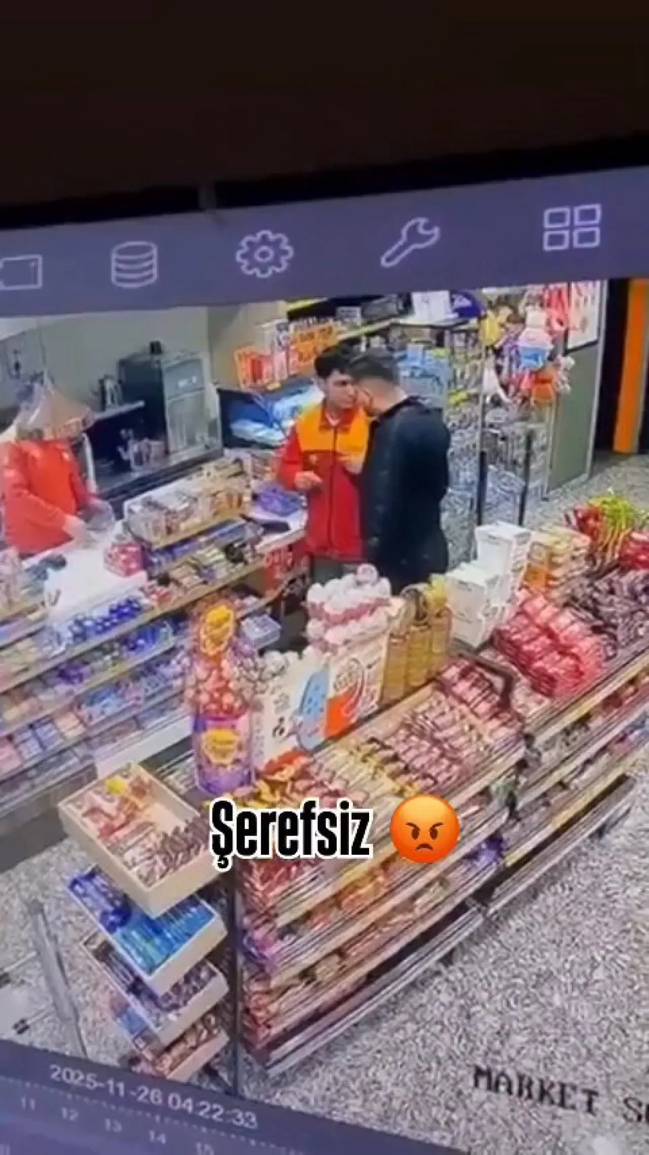 Kocaeli'de Akaryakıt İstasyonunda Çalışan Genç, Alkollü Saldırgan Tarafından Darp Edildi Kocaeli'de Akaryakıt İstasyonunda Çalışan Genç, Alkollü Saldırgan Tarafından Darp Edildi