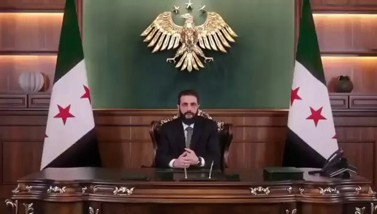 Suriye Cumhurbaşkanı, Tüm Halkını Tarihi Günü Kutlamak İçin Sokaklara Çıkmaya Davet Etti Suriye Cumhurbaşkanı, Tüm Halkını Tarihi Günü Kutlamak İçin Sokaklara Çıkmaya Davet Etti
