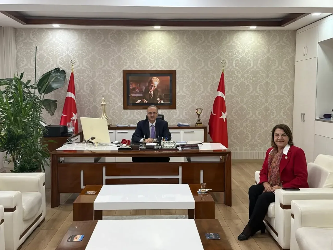 Ataşehir Kaymakamı Bekir Dinkırcı'ya İş İnsanı Hacer Aktürk'ten Nezaket Ziyareti Ataşehir Kaymakamı Bekir Dinkırcı'ya İş İnsanı Hacer Aktürk'ten Nezaket Ziyareti
