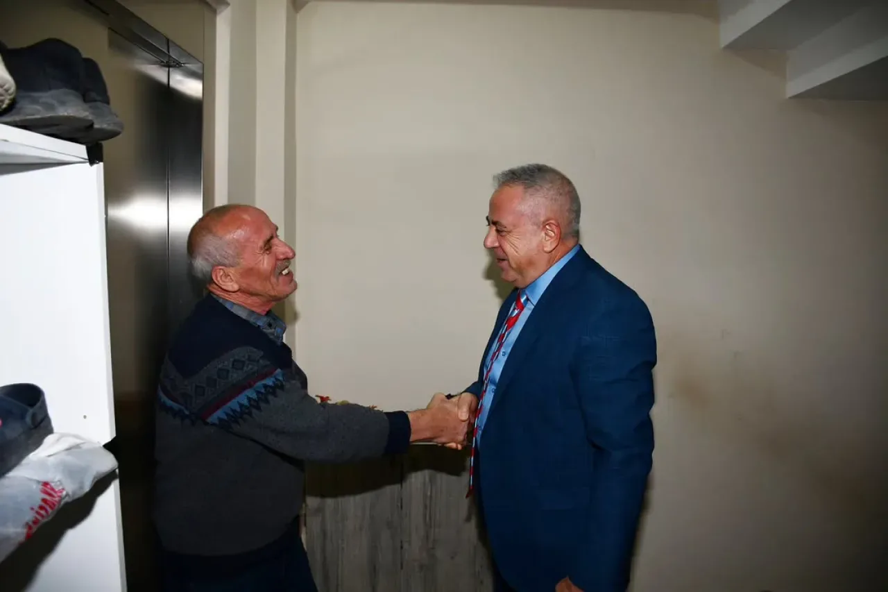 Çekmeköy Kaymakamı Gazi Çetin Uyar'ı Evinde Ziyaret Etti Çekmeköy Kaymakamı Gazi Çetin Uyar'ı Evinde Ziyaret Etti