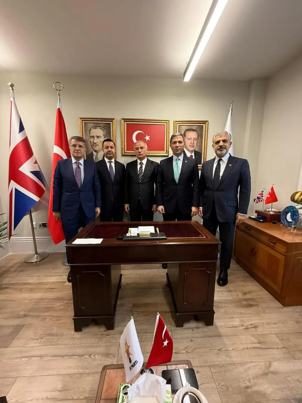 AK Parti'li Sırakaya, Londra'daki Vatandaşlar İçin Yürütülen Çalışmaları Yerinde İnceledi AK Parti'li Sırakaya, Londra'daki Vatandaşlar İçin Yürütülen Çalışmaları Yerinde İnceledi