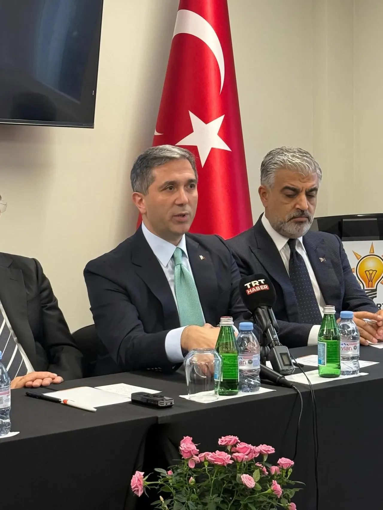 AK Parti İstanbul Milletvekili Zafer Sırakaya Londra'da Basın Buluşması Düzenledi AK Parti İstanbul Milletvekili Zafer Sırakaya Londra'da Basın Buluşması Düzenledi