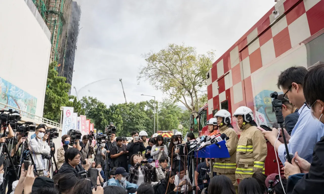 Hong Kong'daki Wang Fu Court Yangını: Bir Gece Süren Mücadele Kontrol Altına Alındı Hong Kong'daki Wang Fu Court Yangını: Bir Gece Süren Mücadele Kontrol Altına Alındı