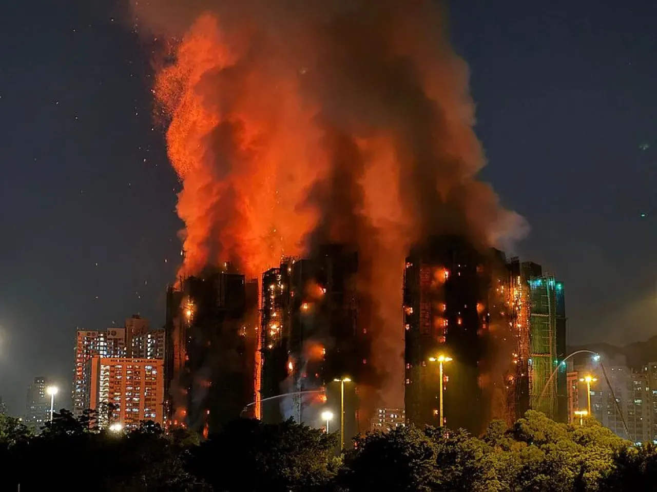 Hong Kong'da Konut Yangını: 55 Kişi Kurtarıldı, 500'den Fazla Kişiye Barınak Sağlandı Hong Kong'da Konut Yangını: 55 Kişi Kurtarıldı, 500'den Fazla Kişiye Barınak Sağlandı
