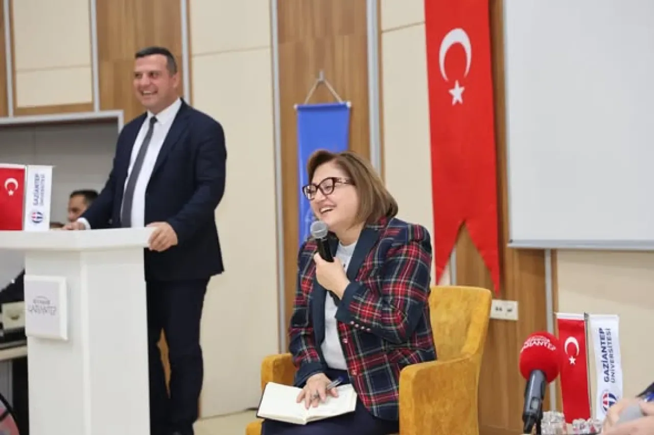 Gaziantep'te Üniversiteli Gençler Başkan Fatma Şahin ile Buluştu Gaziantep'te Üniversiteli Gençler Başkan Fatma Şahin ile Buluştu