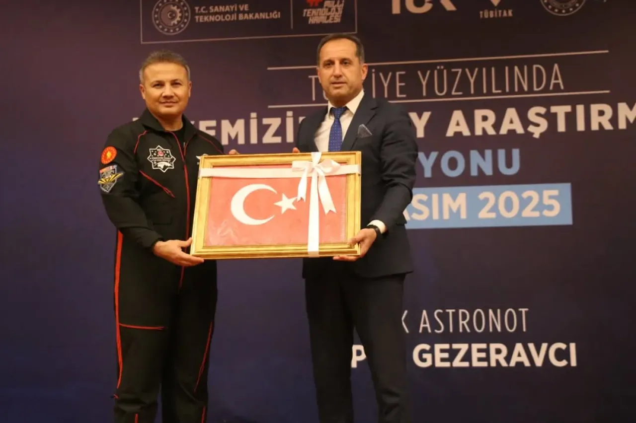 İlk Türk Astronot Alper Gezeravcı, Tuzla'da Öğrencilerle Buluştu İlk Türk Astronot Alper Gezeravcı, Tuzla'da Öğrencilerle Buluştu