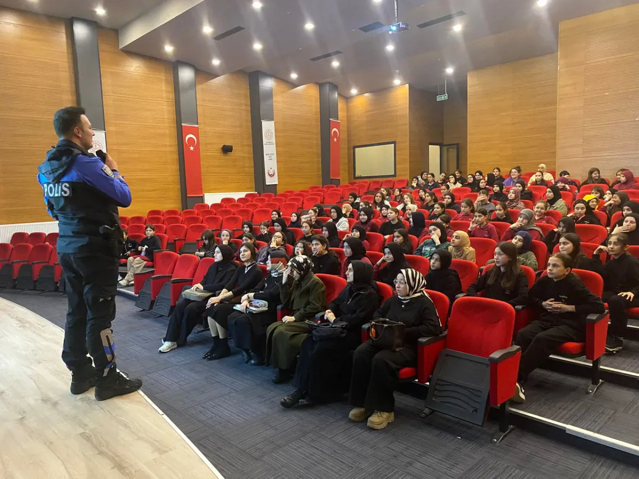 Geleceğe Atılan Güvenli Adımlar Projesi Kapsamında Beykoz'da Öğrencilere Seminer Verildi Geleceğe Atılan Güvenli Adımlar Projesi Kapsamında Beykoz'da Öğrencilere Seminer Verildi