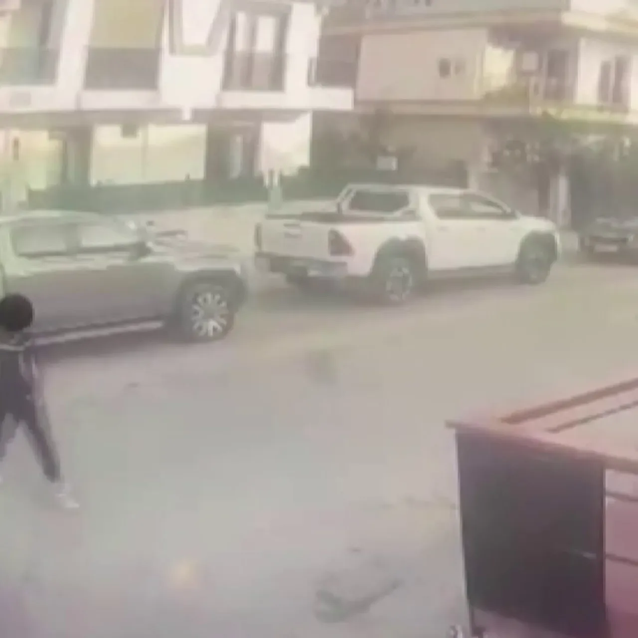 Antalya'da Barışmak İçin Buluştuğu Kuzenine Silahlı Saldırı Antalya'da Barışmak İçin Buluştuğu Kuzenine Silahlı Saldırı