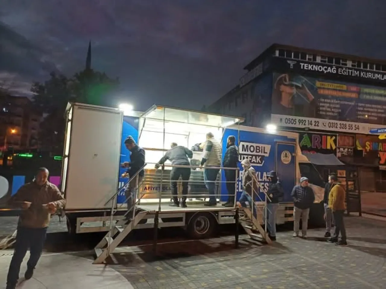 Pursaklar'da Sokaklar Isınıyor: Karanlığı Aydınlatan Çorba İkramı Pursaklar'da Sokaklar Isınıyor: Karanlığı Aydınlatan Çorba İkramı