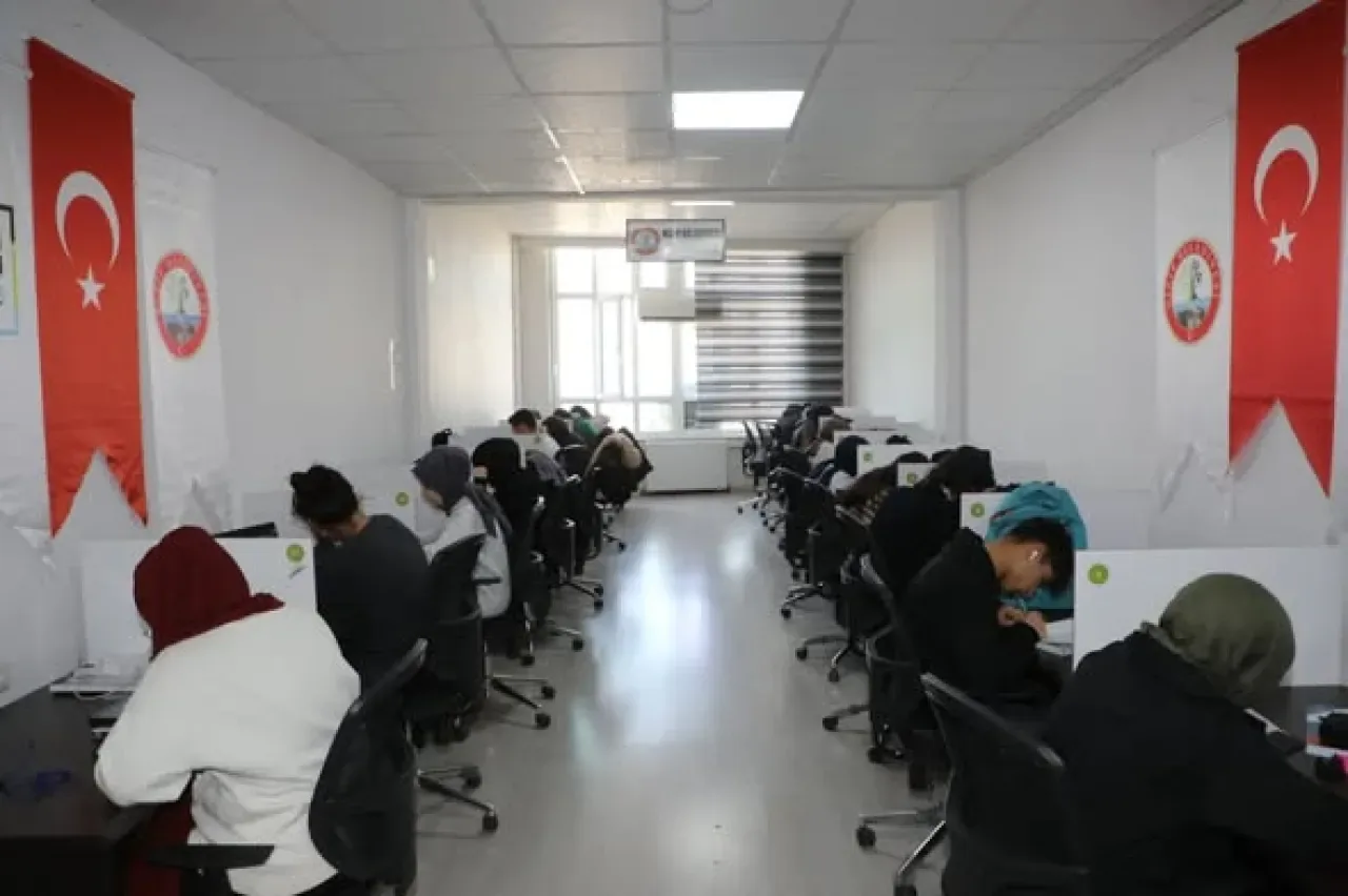 Nizip Belediyesi, Sınav Dönemindeki Gençler İçin Etüt Salonu Açtı Nizip Belediyesi, Sınav Dönemindeki Gençler İçin Etüt Salonu Açtı