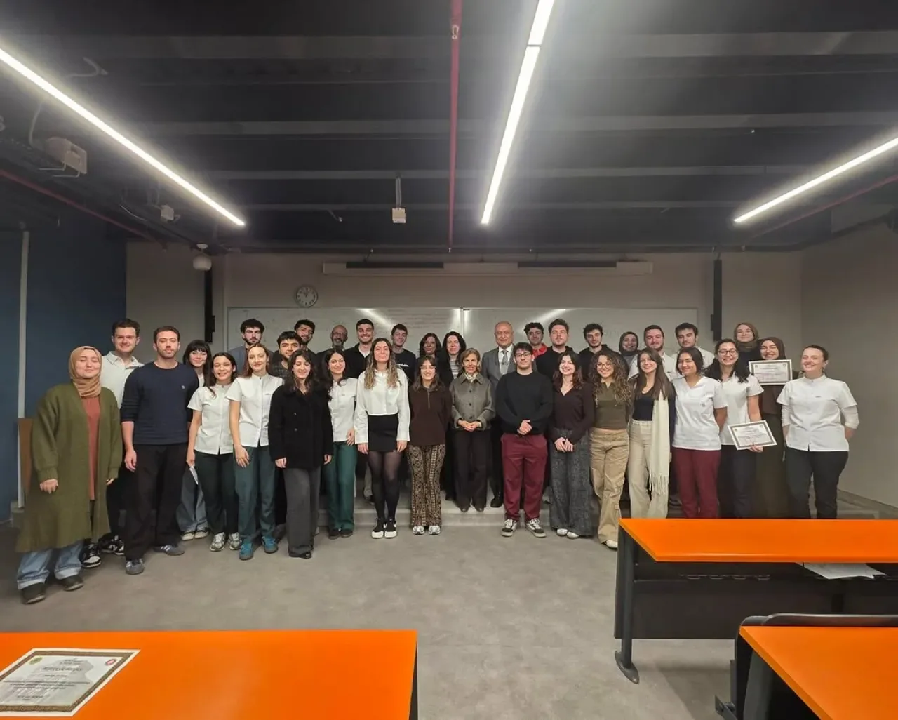 İstanbul Üniversitesi Diş Hekimliği Fakültesi'nde Öğrenci Kulüp Başkanlarına Teşekkür Belgesi İstanbul Üniversitesi Diş Hekimliği Fakültesi'nde Öğrenci Kulüp Başkanlarına Teşekkür Belgesi