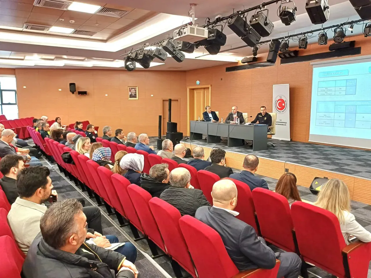 Gaziosmanpaşa'da Mahalle Sorunları ve Çözüm Önerileri Gündeme Geldi Gaziosmanpaşa'da Mahalle Sorunları ve Çözüm Önerileri Gündeme Geldi