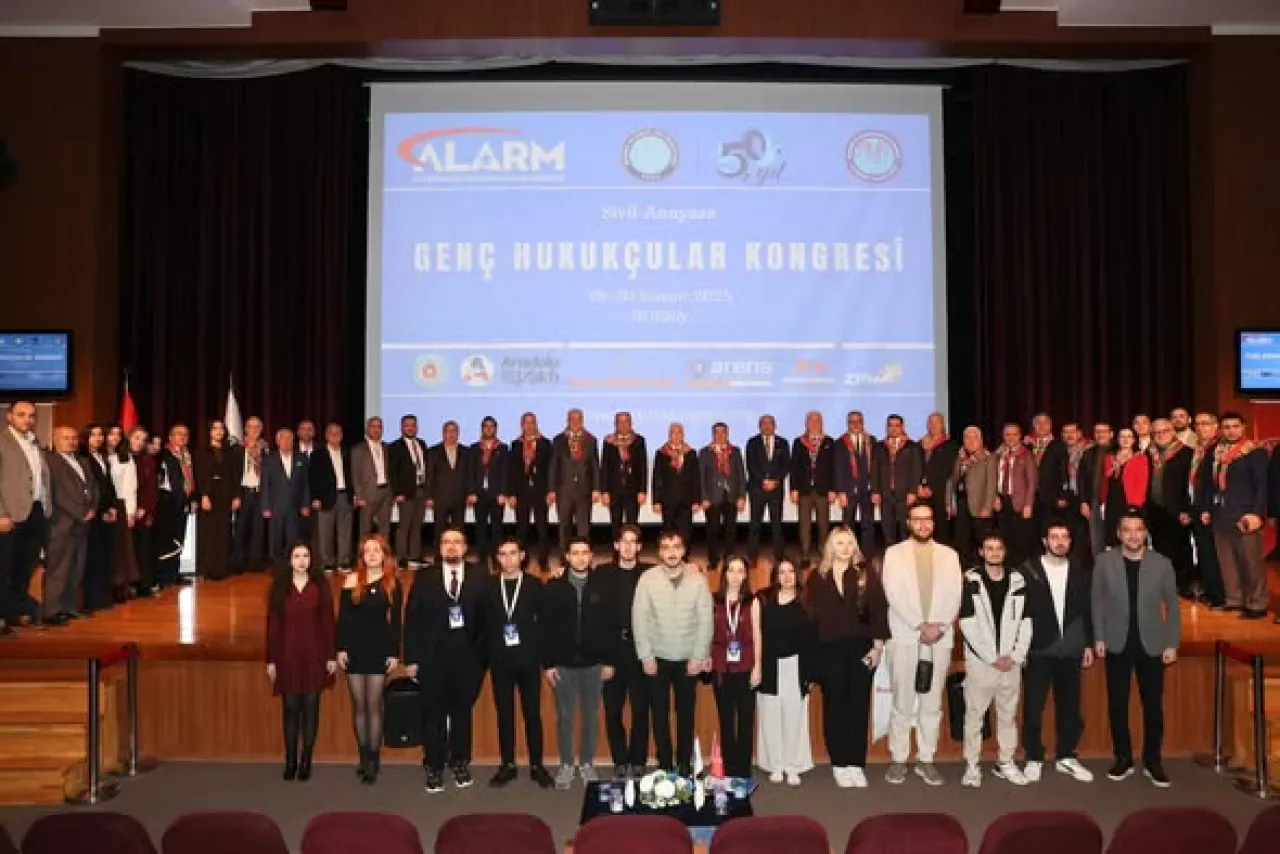Bursa'da Genç Hukukçular Kongresi'nden Sivil Anayasa Vurgusu Bursa'da Genç Hukukçular Kongresi'nden Sivil Anayasa Vurgusu