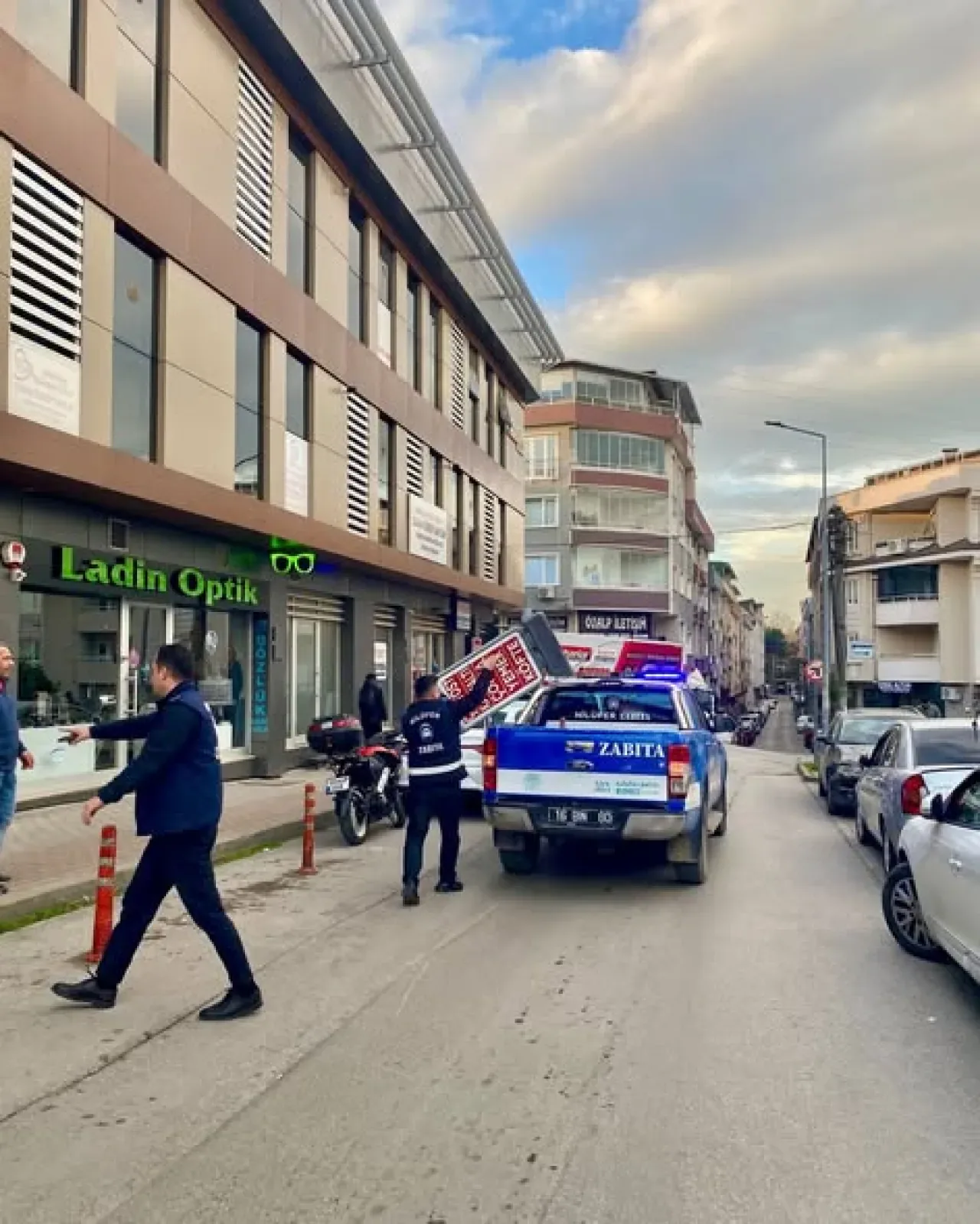 Nilüfer'de Yaya ve Engelli Yollarını İşgal Eden Materyaller Toplandı Nilüfer'de Yaya ve Engelli Yollarını İşgal Eden Materyaller Toplandı